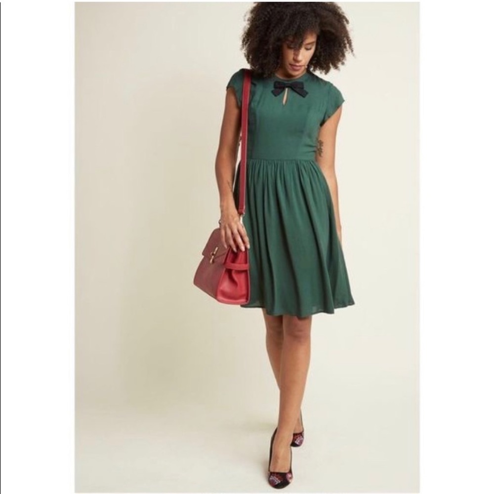 Green keyhole bow dress